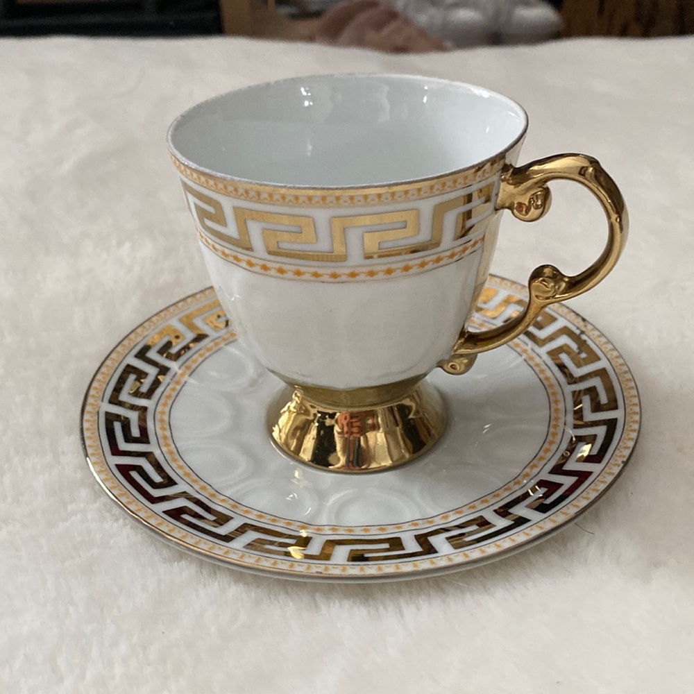 COPY - 🌟🌟gorgeous set of 4 white and gold Versace vibe cup and saucer 🌟🌟